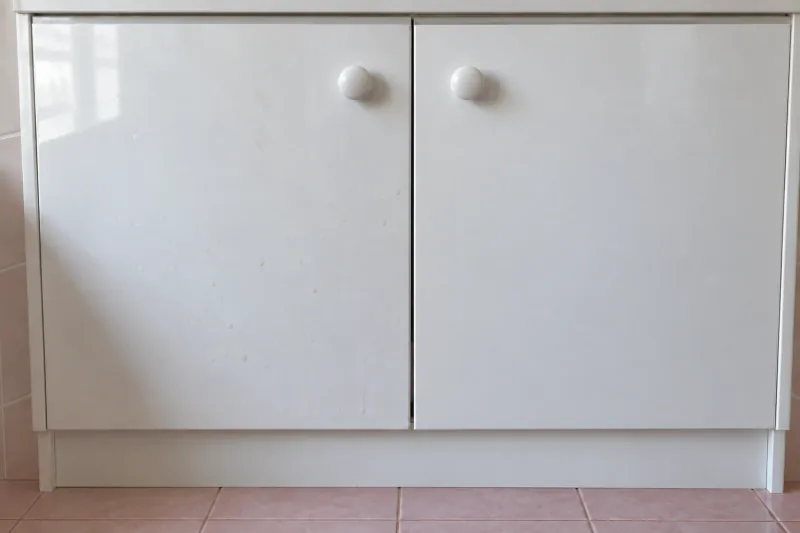 White vanity doors with soap spots on the left door, the right door clean – home cleaning
